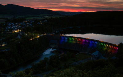 Edertalsperre bei Sonnenuntergang in Regenbogenfarben