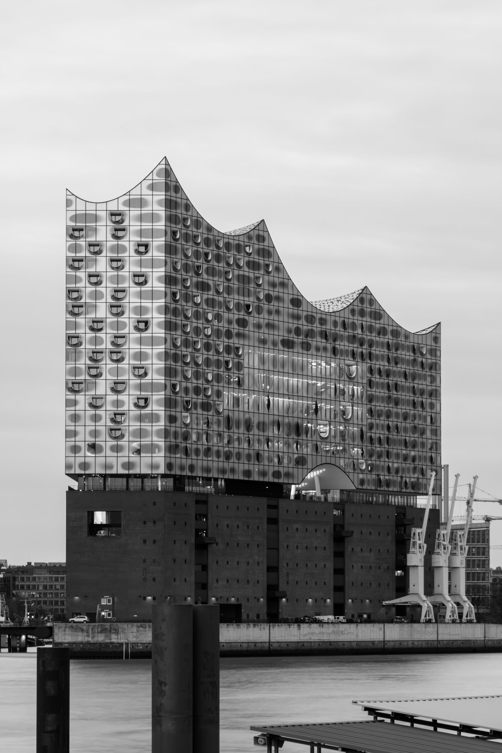 2023-Hamburger-Elbphilharmonie-in-Grau