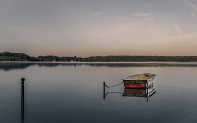 Stille über dem Wasser: Ein einsames Boot im Abendlicht