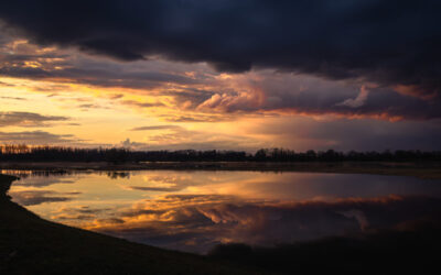 Dramatischer Sonnenuntergang an der Elbe